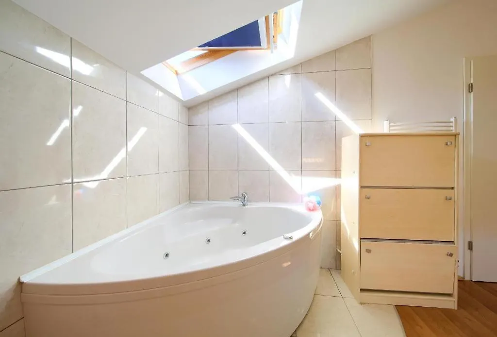 Luxury Apartments Vanessa, Njivice 0*,